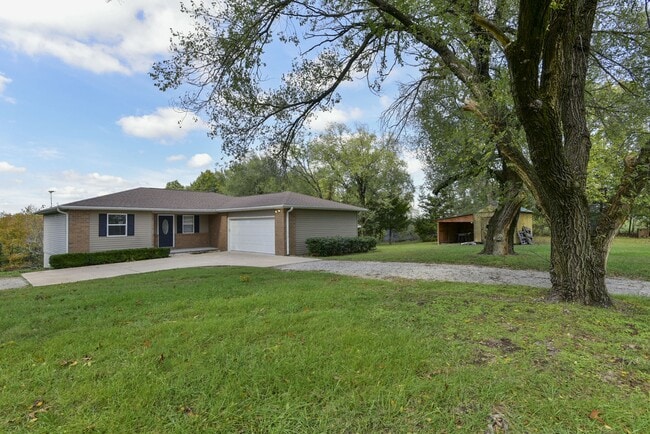 1791 Fruit Farm Rd in Hollister, MO - Building Photo - Building Photo