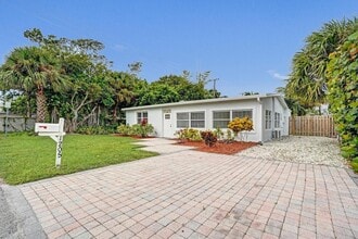 1205 S Lake Dr in Lantana, FL - Foto de edificio - Building Photo