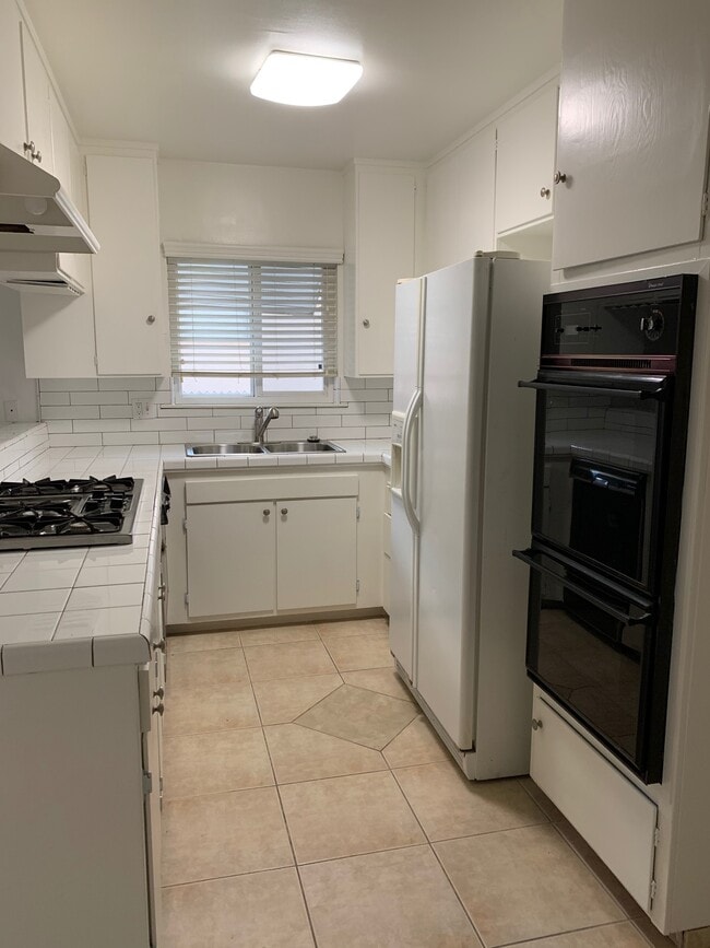 16748 San Fernando Mission Blvd in Los Angeles, CA - Building Photo - Building Photo