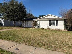 8415 Glen Regal Dr in Dallas, TX - Building Photo