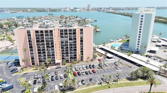 51 Island Way in Clearwater, FL - Building Photo