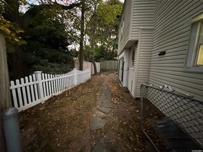 37 Carman Ave in Cedarhurst, NY - Foto de edificio - Building Photo