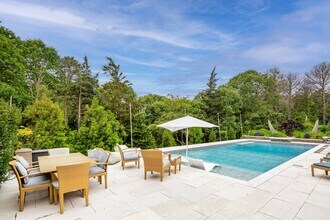 565 Montauk Hwy in Southampton, NY - Building Photo - Building Photo
