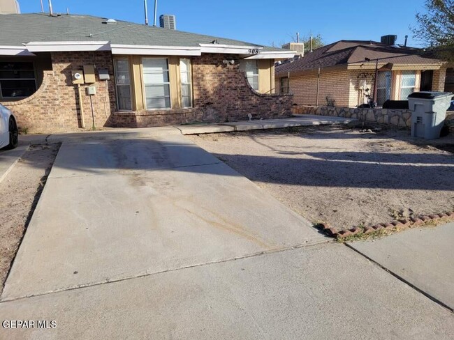 908 Destello Rd in El Paso, TX - Building Photo - Building Photo