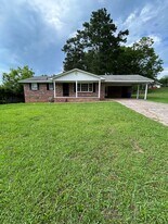 495 Becky Allen Cir in Rainbow City, AL - Building Photo