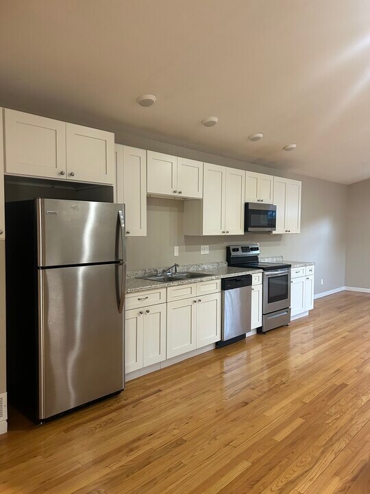 19 Church Ln, Unit A in East Lyme, CT - Building Photo