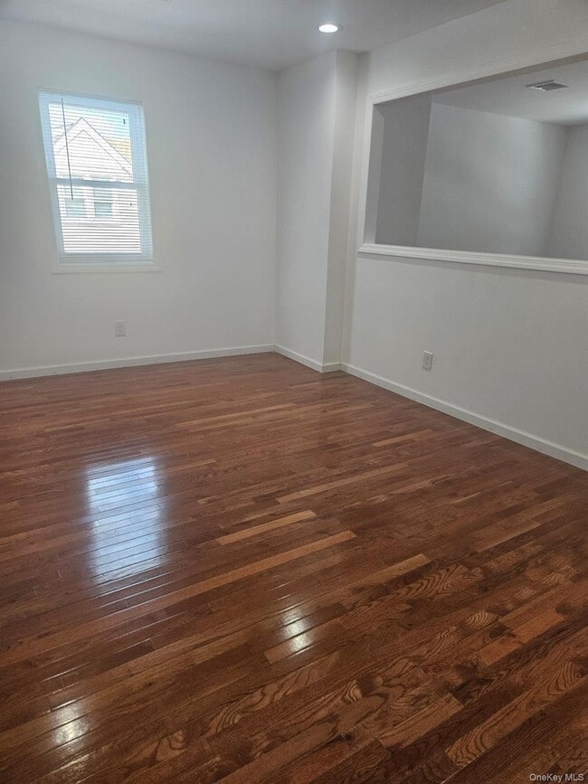 9 Bainbridge St in Roosevelt, NY - Building Photo - Building Photo