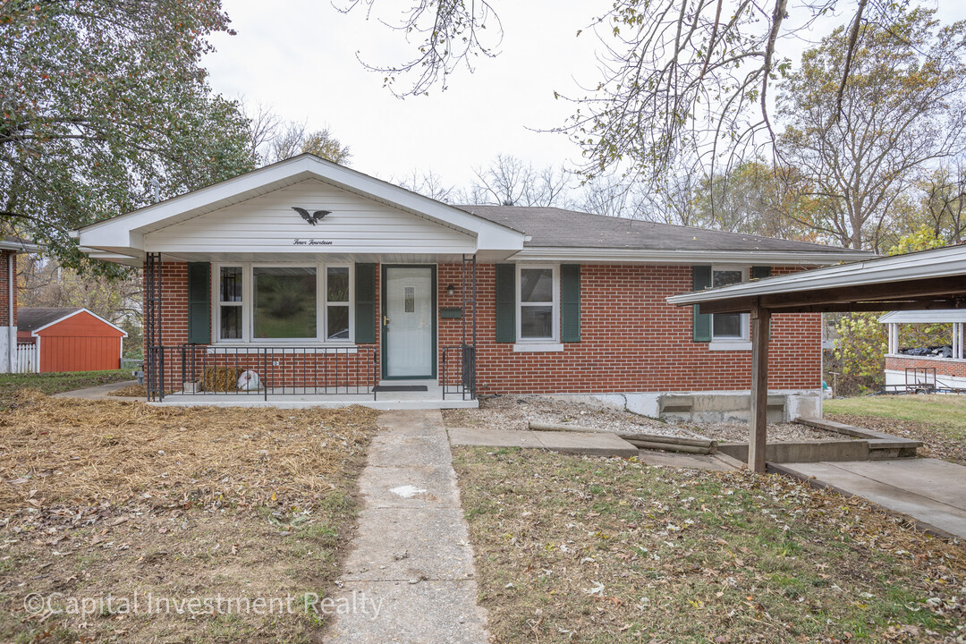 414 Lark St in Jefferson City, MO - Building Photo