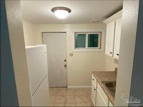 3920 Kelly Ave in Pensacola, FL - Foto de edificio - Building Photo