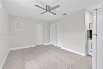 2309 SW 62nd Ave in Miami, FL - Foto de edificio - Building Photo