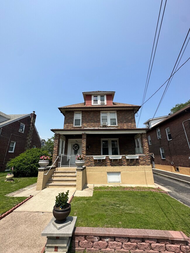 225 Hudson Pl, Unit 1 in Cliffside Park, NJ - Building Photo - Building Photo