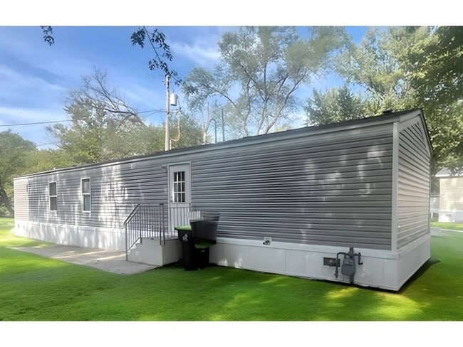 1085 Spring Bay Rd in East Peoria, IL - Building Photo - Building Photo