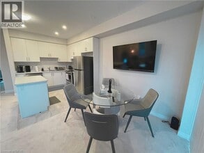 2 Mockingbird Ln in Stoney Creek, ON - Building Photo - Building Photo