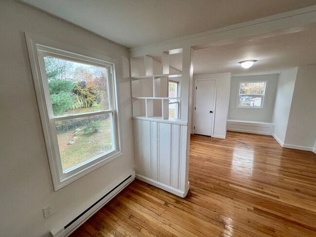 40 Watch St, Unit 2 in Oxford, MA - Foto de edificio - Building Photo