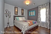 713 Shadowhill St photo'