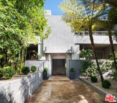 8911 Cynthia St in West Hollywood, CA - Building Photo