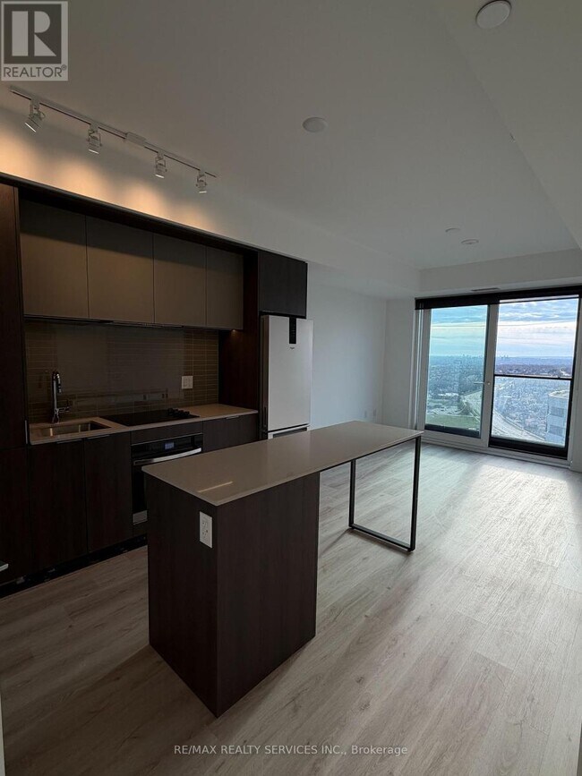 395 Square One Dr in Mississauga, ON - Building Photo - Building Photo