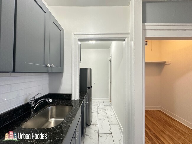 1370 W Estes Ave, Unit M04B in Chicago, IL - Foto de edificio - Building Photo