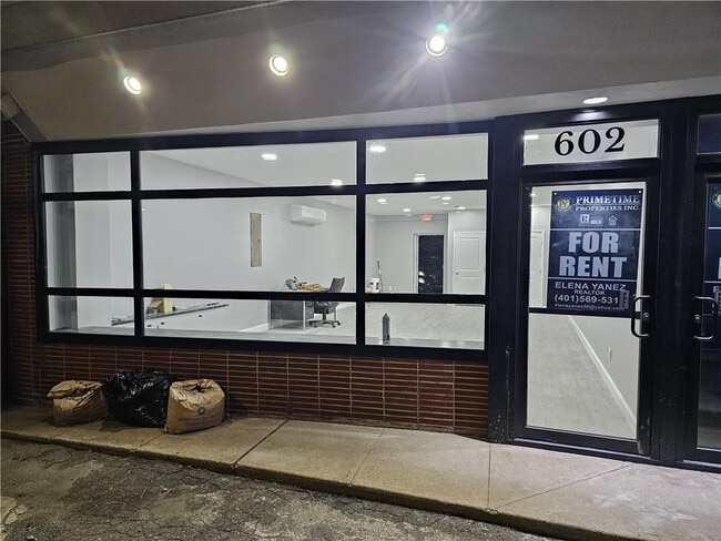 602 WARWICK Ave in Warwick, RI - Foto de edificio - Building Photo