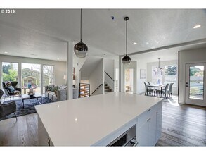 2873 SE 41st Ave in Portland, OR - Building Photo - Building Photo