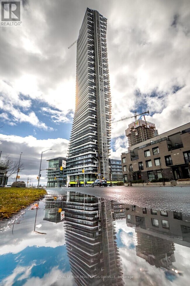 448 Burnhamthorpe Rd W in Mississauga, ON - Building Photo - Building Photo