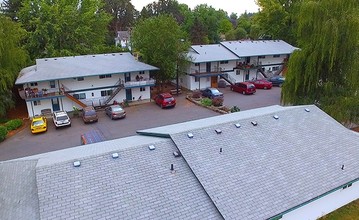 Cedarwood Villa in McMinnville, OR - Foto de edificio - Building Photo