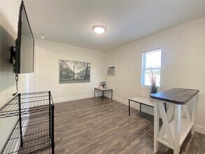 735 W 10th St-Unit -D in Dallas, TX - Building Photo - Building Photo