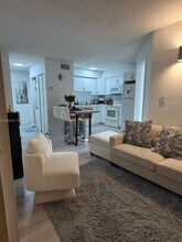 5055 NW 7th St in Miami, FL - Foto de edificio - Building Photo