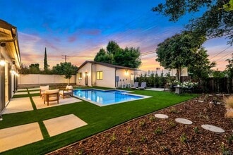 4801 Abbeyville Ave in Los Angeles, CA - Foto de edificio - Building Photo