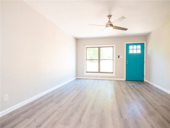 2524 Glen Springs Way in Austin, TX - Foto de edificio - Building Photo