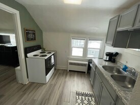 105 Maple Ct, Unit upper in Buchanan, MI - Building Photo