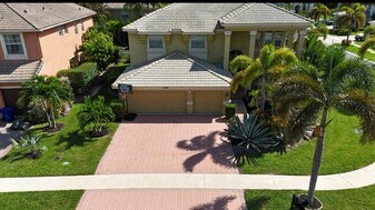 2261 Ridgewood Cir in Royal Palm Beach, FL - Building Photo