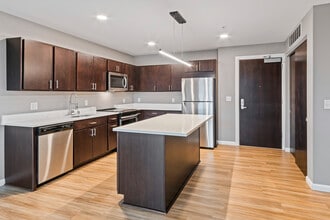 8041 W Bluemound Rd in Milwaukee, WI - Foto de edificio - Building Photo