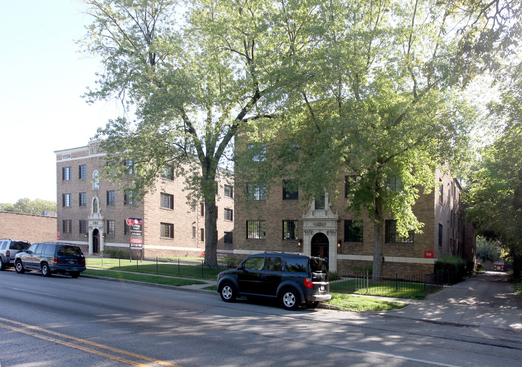 College Court Condominiums in Indianapolis, IN - Building Photo