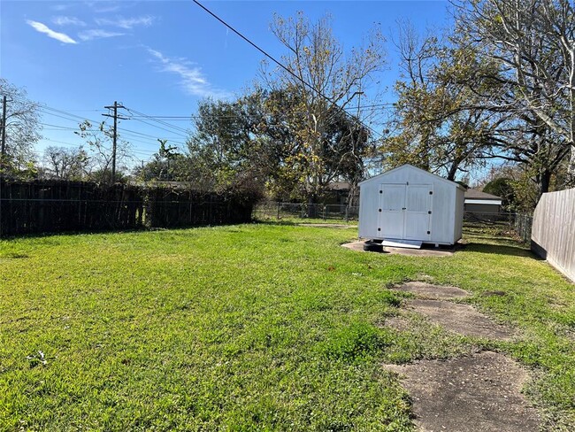 411 N Parrish St in Angleton, TX - Building Photo - Building Photo