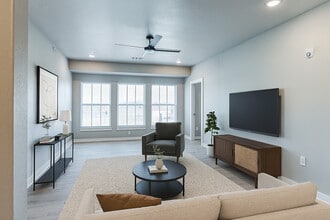 2215 Dave Ward Dr in Conway, AR - Foto de edificio - Building Photo