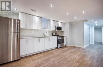 165 Emick Dr in Hamilton, ON - Building Photo - Building Photo