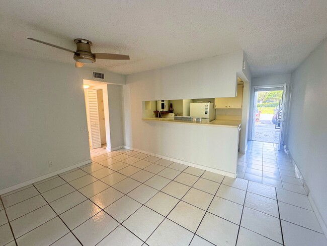 4403 Treehouse Ln in Tamarac, FL - Foto de edificio - Building Photo