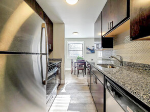 525 W Surf St, Unit B in Chicago, IL - Foto de edificio - Building Photo