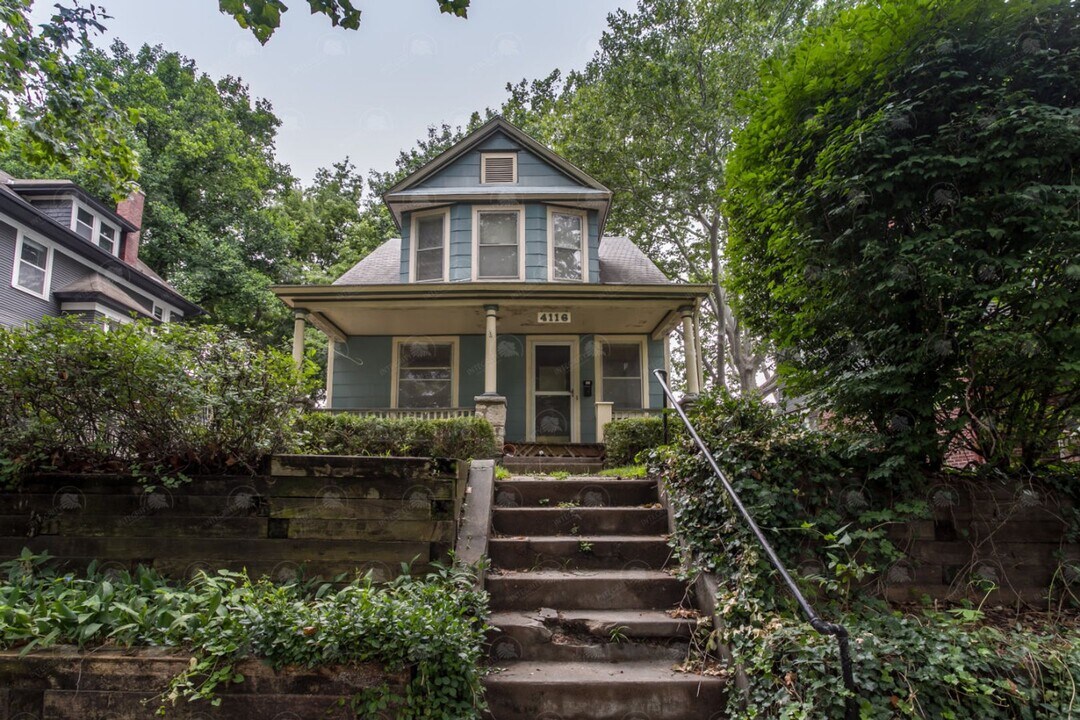 4116 Terrace St in Kansas City, MO - Foto de edificio