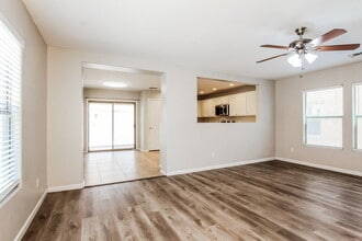 10916 W Elm St in Phoenix, AZ - Foto de edificio - Building Photo