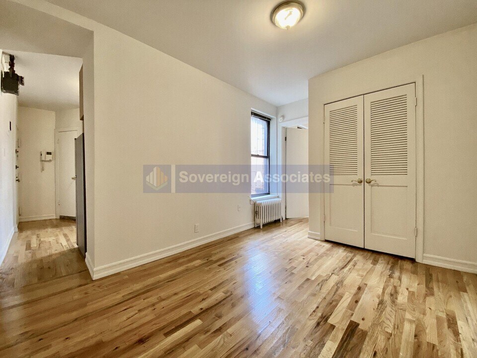 401 E 68th St in New York, NY - Building Photo