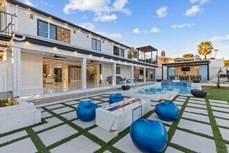 8600 Farralone Ave in Los Angeles, CA - Building Photo - Building Photo