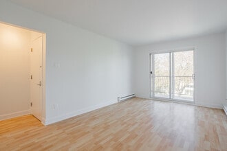 305 Pineault Rue in Mont-St-Hilaire, QC - Building Photo - Building Photo