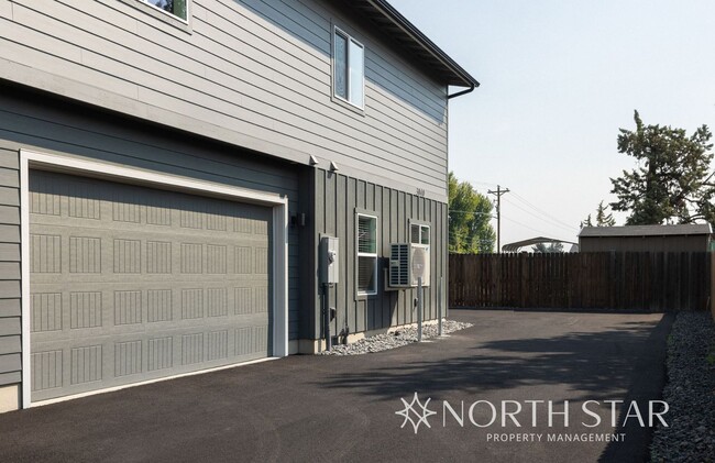 3040 SW Obsidian Ave in Redmond, OR - Building Photo - Building Photo