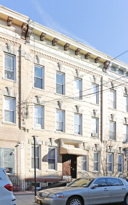 5907 Catalpa Ave in Ridgewood, NY - Foto de edificio