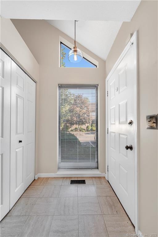 2 Canterbury Ln in Clinton, CT - Building Photo - Building Photo