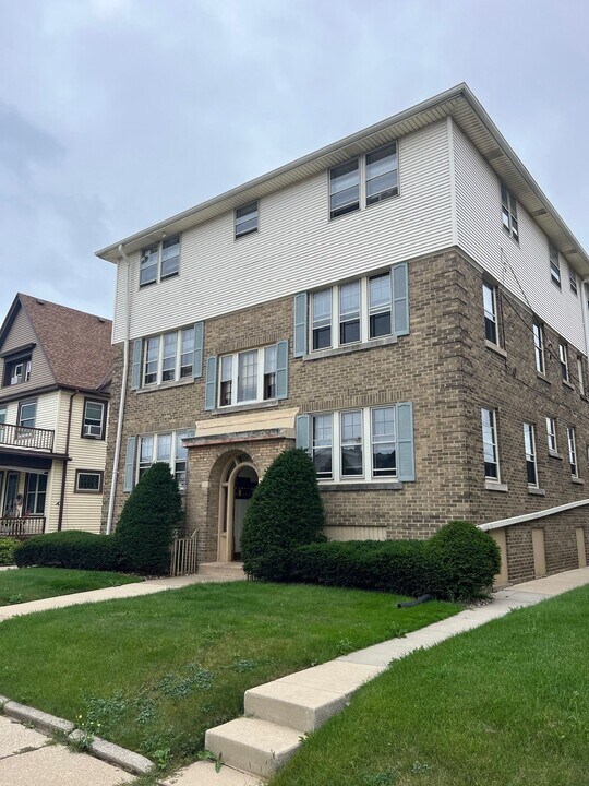 915 Minnesota Ave. ( 11 Unit) in South Milwaukee, WI - Building Photo