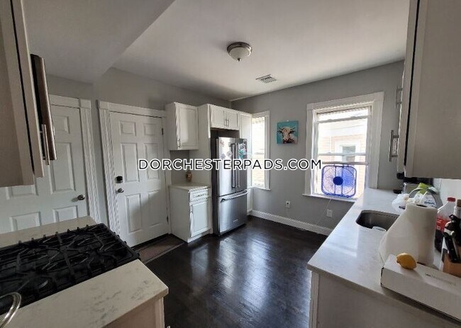 21 Rowell St, Unit 2 in Boston, MA - Foto de edificio - Building Photo