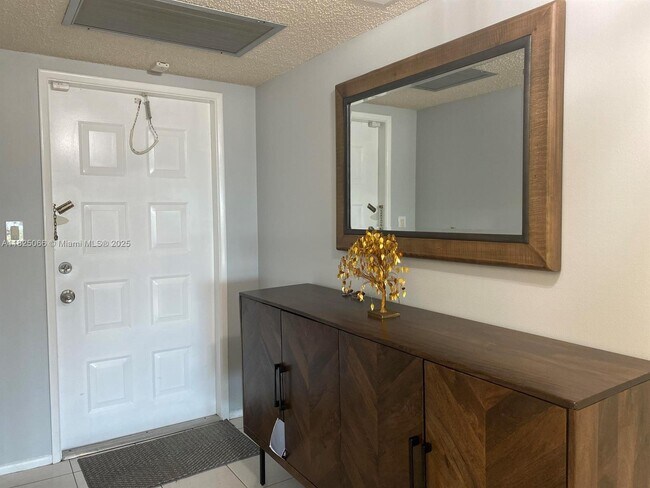 535 Oaks Dr in Pompano Beach, FL - Building Photo - Building Photo
